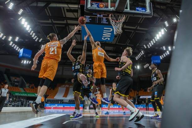 并迅速做出 并迅速做出