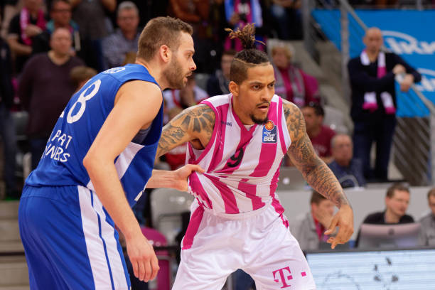 一名更年轻 一名更年轻